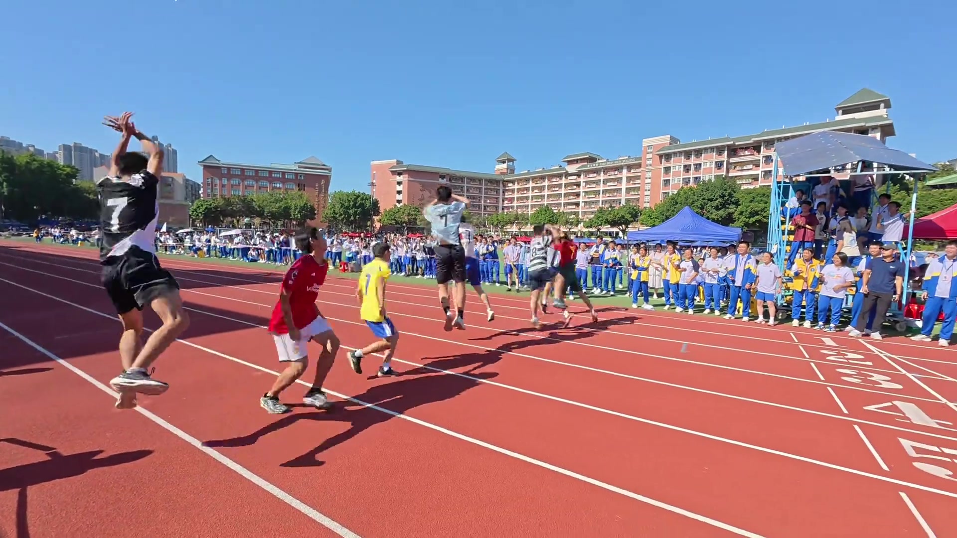  中学生学校运动会终点前集体模仿C罗庆祝动作